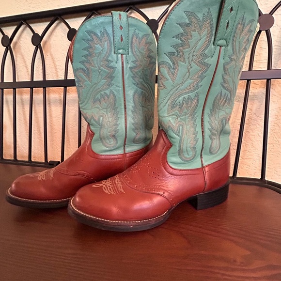 Justin Cowboy Boots with Decorative Stitching - Picture 3 of 12